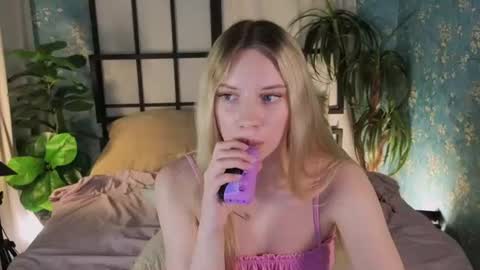 katt_yy online show from July 14, 5:01 am