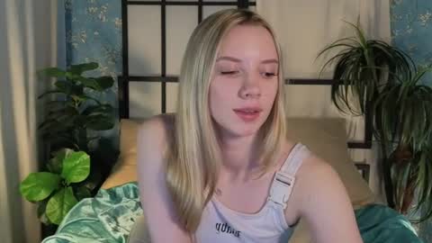 katt_yy online show from July 31, 5:18 am
