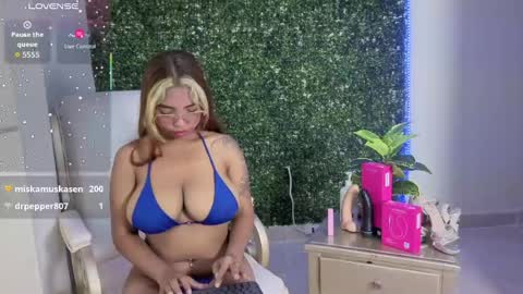 Snapshot of katy_love222 chatting on June 15, 8:22 pm katy_love222 online show from June 15, 8:22 pm