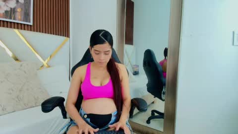 Snapshot of katy_pregnant_ chatting on June 5, 12:33 pm katy online show from June 5, 12:33 pm