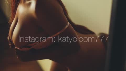 Snapshot of katybloom_ chatting on February 20, 3:23 am online show from February 20, 3:23 am