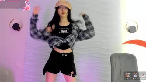 Snapshot of kawai_mai chatting on December 4, 2:37 pm mai online show from December 4, 2:37 pm