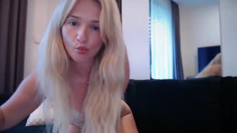 Snapshot of kaylaaaa111 chatting on March 1, 12:28 am khaleesi online show from March 1, 12:28 am