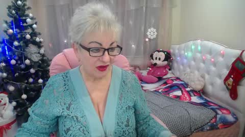 kaylesmoll online show from December 19, 8:23 pm