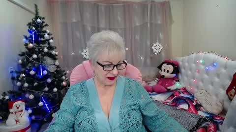 kaylesmoll online show from January 12, 5:45 am
