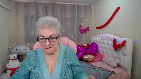 kaylesmoll online show from February 1, 12:51 am