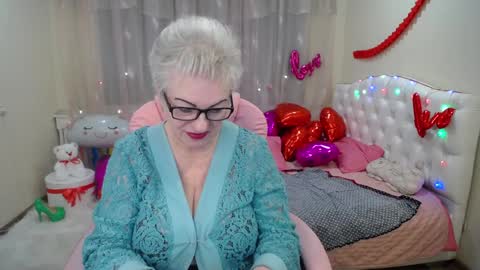 kaylesmoll online show from February 8, 5:18 am