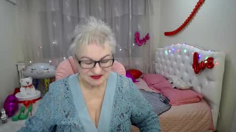 kaylesmoll online show from February 18, 8:03 pm