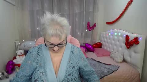 kaylesmoll online show from March 1, 12:28 am
