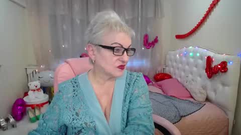 kaylesmoll online show from March 8, 5:28 am