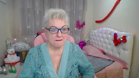 kaylesmoll online show from March 12, 5:02 am
