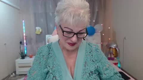 kaylesmoll online show from October 7, 6:49 pm