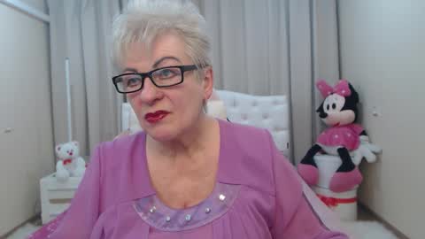 kaylesmoll online show from February 25, 7:45 pm