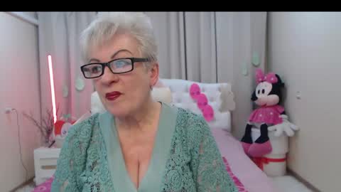 Snapshot of kaylesmoll chatting on April 15, 6:59 pm kaylesmoll online show from April 15, 6:59 pm