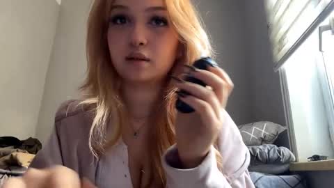 Snapshot of kelleecoulon chatting on February 1, 10:14 am Sarah online show from February 1, 10:14 am