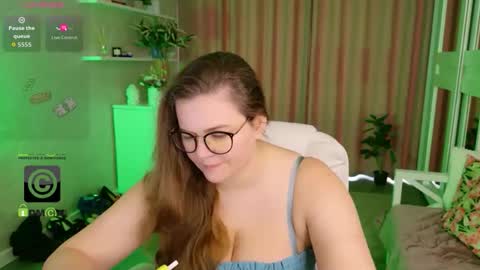 Snapshot of kellielowie chatting on March 13, 7:04 am kellielowie online show from March 13, 7:04 am