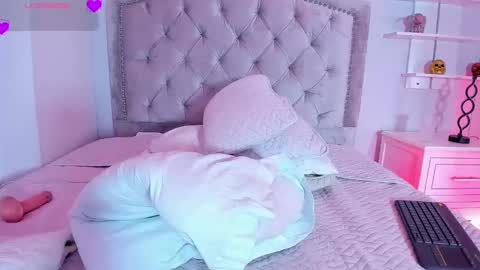 kellyMillian  online show from December 27, 5:48 pm