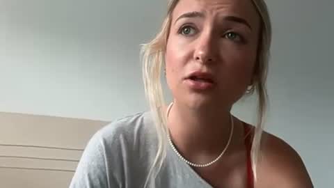 Snapshot of kelseyblu chatting on April 2, 10:29 pm Kelsey Blu online show from April 2, 10:29 pm