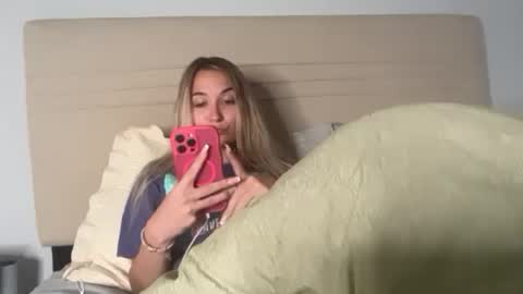 Snapshot of kelseyblu chatting on May 24, 11:32 pm Kelsey Blu online show from May 24, 11:32 pm