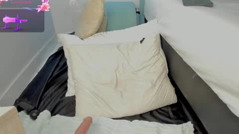 Snapshot of kentha_mitchells chatting on February 15, 2:11 pm kentha_mitchells online show from February 15, 2:11 pm