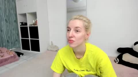 Snapshot of kenziedawton chatting on June 21, 1:46 pm Kenzie online show from June 21, 1:46 pm