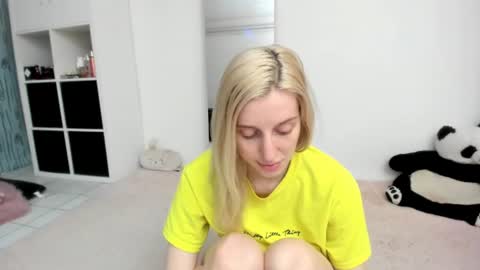 Snapshot of kenziedawton chatting on June 28, 1:39 pm Kenzie online show from June 28, 1:39 pm