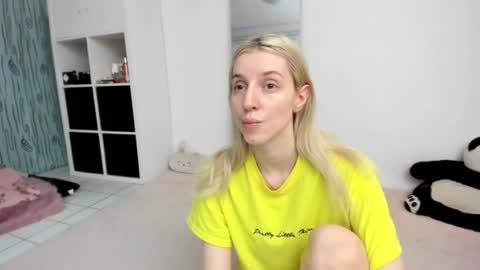 Snapshot of kenziedawton chatting on July 5, 1:40 pm Kenzie online show from July 5, 1:40 pm