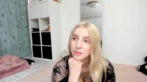 Snapshot of kenziedawton chatting on July 13, 12:41 pm Kenzie online show from July 13, 12:41 pm