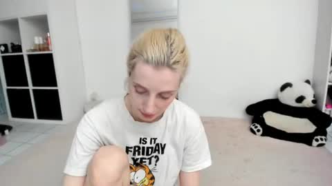 Snapshot of kenziedawton chatting on August 2, 1:42 pm Kenzie online show from August 2, 1:42 pm