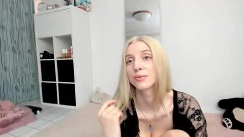 Snapshot of kenziedawton chatting on August 7, 12:07 pm Kenzie online show from August 7, 12:07 pm
