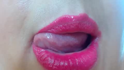 Snapshot of kerly_doll chatting on January 10, 12:27 am K E R L Y online show from January 10, 12:27 am