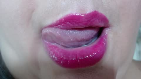 Snapshot of kerly_doll chatting on January 10, 8:59 pm K E R L Y online show from January 10, 8:59 pm