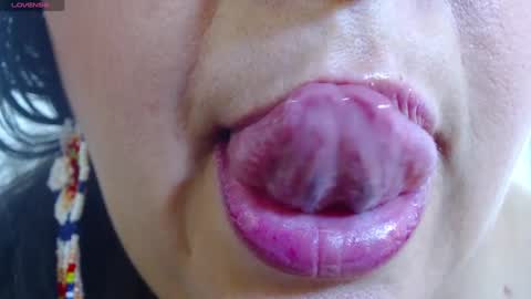 Snapshot of kerly_doll chatting on February 5, 7:53 pm K E R L Y online show from February 5, 7:53 pm