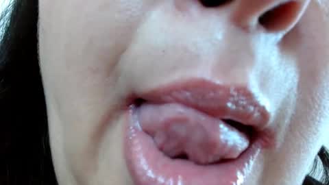 Snapshot of kerly_doll chatting on March 1, 1:22 am K E R L Y online show from March 1, 1:22 am