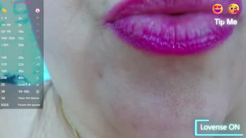 Snapshot of kerly_doll chatting on March 10, 6:56 pm K E R L Y online show from March 10, 6:56 pm