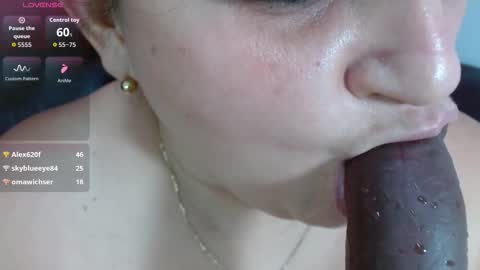 Snapshot of kerly_doll chatting on December 13, 7:53 pm K E R L Y online show from December 13, 7:53 pm