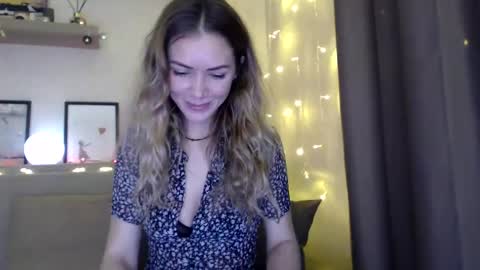 Snapshot of kessiecage chatting on December 18, 8:14 pm kessiecage online show from December 18, 8:14 pm