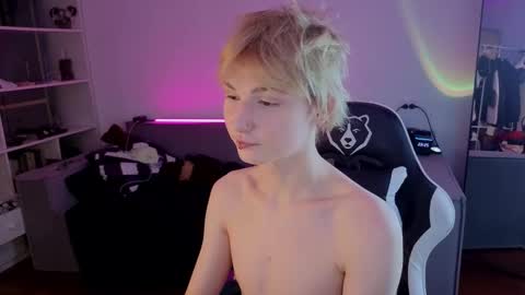 Snapshot of kessy_white chatting on September 30, 8:25 pm Kessy online show from September 30, 8:25 pm