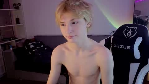 Snapshot of kessy_white chatting on October 2, 8:27 pm Kessy online show from October 2, 8:27 pm