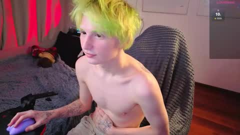 Snapshot of kessy_white chatting on November 28, 6:43 pm Kessy online show from November 28, 6:43 pm