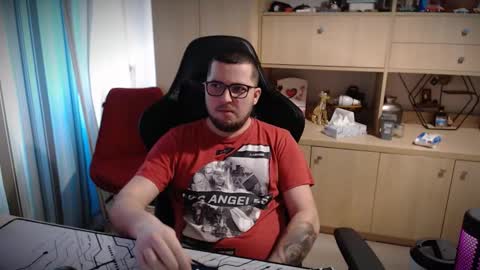 Snapshot of kevinnlovely95 chatting on December 15, 11:58 am Kevinn online show from December 15, 11:58 am