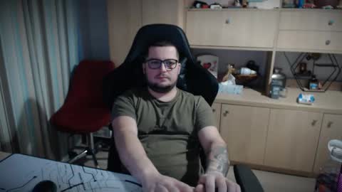 Snapshot of kevinnlovely95 chatting on December 16, 2:33 pm Kevinn online show from December 16, 2:33 pm