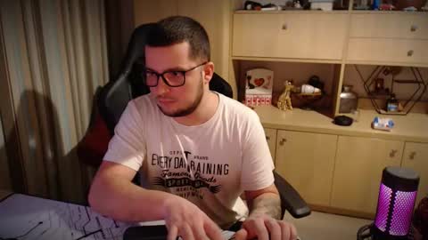 Snapshot of kevinnlovely95 chatting on December 20, 9:33 pm Kevinn online show from December 20, 9:33 pm