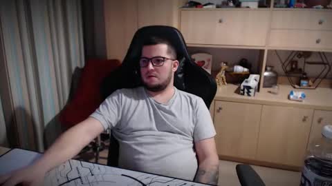 Snapshot of kevinnlovely95 chatting on December 22, 5:54 pm Kevinn online show from December 22, 5:54 pm