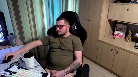 Snapshot of kevinnlovely95 chatting on January 7, 9:23 am Kevinn online show from January 7, 9:23 am