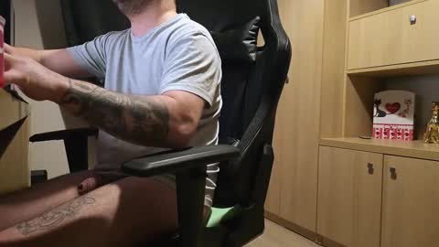 Snapshot of kevinnlovely95 chatting on February 16, 7:32 pm Kevinn online show from February 16, 7:32 pm