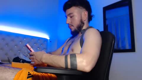 kevinsantiag0 online show from December 16, 1:54 am