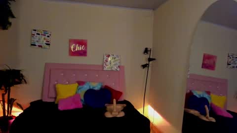 Snapshot of keyla_roberts_ chatting on December 9, 8:22 am Adhara. Help me reach 100 likes online show from December 9, 8:22 am