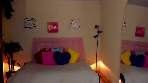 Snapshot of keyla_roberts_ chatting on December 13, 7:25 am Adhara. Help me reach 100 likes online show from December 13, 7:25 am