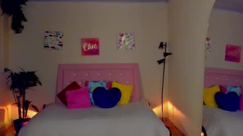 Snapshot of keyla_roberts_ chatting on December 13, 8:15 pm Adhara. Help me reach 100 likes online show from December 13, 8:15 pm